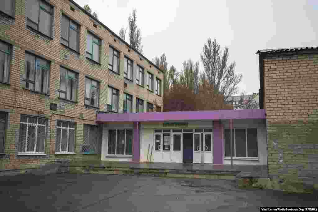 Авдіївська школа №2, яка на даний момент не фунціонує, в будівлі ведуться ремонтні роботи після завданих ушкоджень. Учнів та вчителів 2-ї школи було тимчасово переведено до навчального закладу №7, що знаходиться неподалік