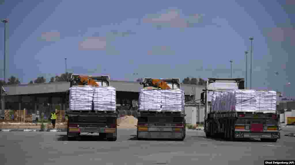 Kamioni na utovaru pomoći na graničnom prelazu Kerem Šalom, 20. maja.
