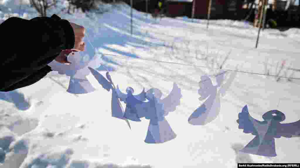 Щороку українці у всьому світі створюють тисячі витинанок із білого паперу, які символізують загиблих за Україну