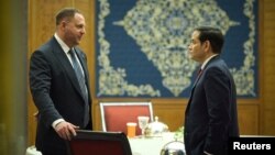 Голова Офісу Президента України Андрій Єрмак (ліворуч) і Державний секретар США Марко Рубіо під час зустрічі у Джидді. Саудівська Аравія, 11 березня 2025 року