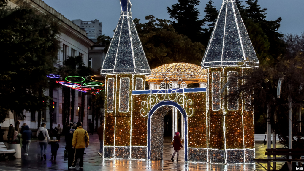 Она также сообщила, что для работы с «ковидными» больными в Ялту будет направлено 140 медиков