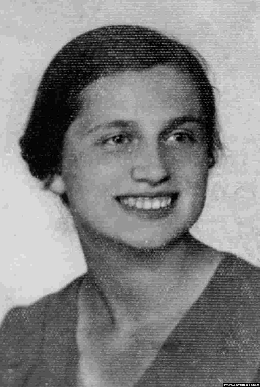 Богдана СВІТЛИК Псевдо: «ДОЛЯ», «ЯСНА» Діяльність: член оунівського юнацтва; керувала гімназійними жіночими ланками у Львові, довірена зв’язкова одного із лідерів руху – Мирослава Тураша – «Грабовського»; очільниця Львівського міського проводу ОУН; секретарка і зв’язкова фактичного заступника головного командира УПА  Дмитра Маївського – «Тараса». ***** Богдану убили чекісти, виявивши підпільний осередок ОУН на Івано-Франківщині.  Тіло дівчини представники МДБ висадили на коня та прив'язали. Знайти тіло потім не вдалося.   Світлик також лишила по собі чимало літературних творів, які друкувала свого часу у підпільних виданнях. Деякі з них потім неодноразово перевидавалися в еміграції, а згодом і у незалежній Україні.