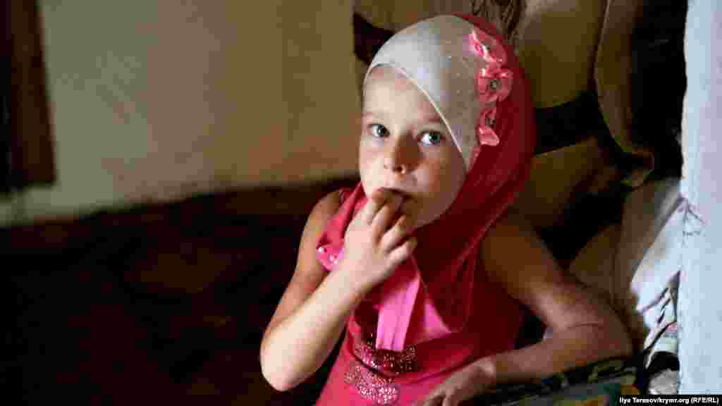 После обысков 27 марта еще 55 детей остались без отцов. Крымские активисты уже инициировали сбор средств для юных крымчан, чьих родителей арестовали по политическим мотивам. На фото – дочь Ремзи Бекирова, одного из арестованных крымчан