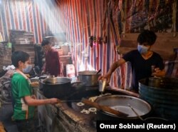 Чоловік готує цукерки перед священним місяцем Рамадан у Кабулі, Афганістан, 12 квітня 2021 року