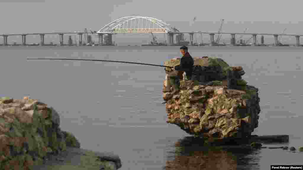 Жалуются крымчане и на ухудшение экологии. Кроме круглосуточного пыльного строительства, для обеспечения ресурсами были открыты карьеры по добыче щебня, ведется добыча песка. Керченские рыбаки негодуют: нынешний улов не сравнить с предыдущими годами – рыба уходит из зоны стройки