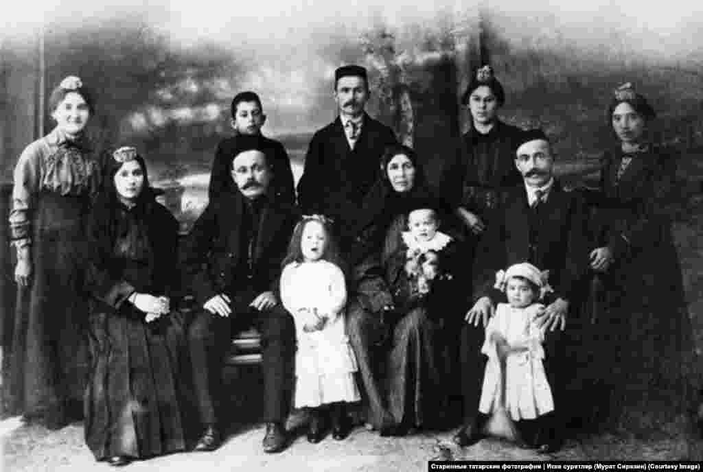 Уркутдин Сиразин  (стоит в центре) и его родственники. Уркутдин был родом из семьи купцов, которая уехала в Томск из Мамадышского уезда (рядом с Казанью), когда там началось насильственное крещение татар. Фотография Мурата Сиразина. 1916 год