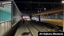 Вагон поїзда зійшов з рейок після зіткнення пасажирського та вантажного поїздів у Пардубіце, Чехія, 5 червня 2024 року