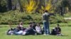 Un grup de tineri din București se bucură de spațiul verde, la început de primăvară. Capitala României nu stă deloc bine la capitolul indicelui spațiilor verzi per cap de locuitori.