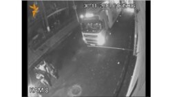 Избиение людей отрядом "Беркута" в Киеве (камера наружного наблюдения) Избиение людей отрядом "Беркута" в Киеве (камера наружного наблюдения)