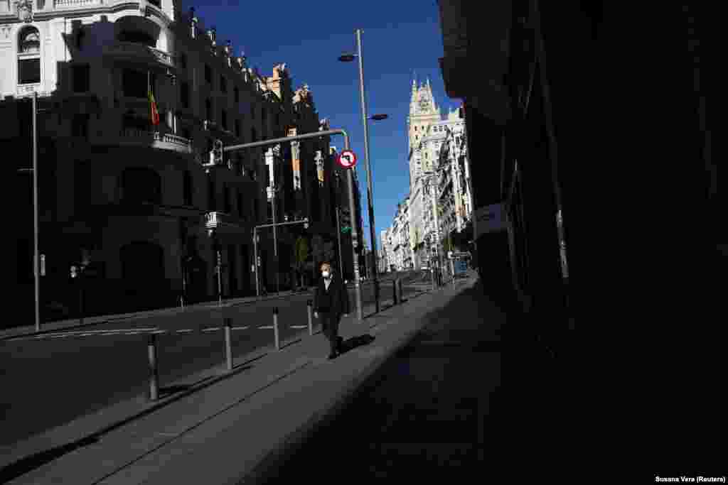 Нині Іспанія є другою країною, яка найбільше постраждала від пандемії коронавірусу, після США. На фото чоловік в масці йде безлюдною центральною вулицею Мадриду – Гран-віа    