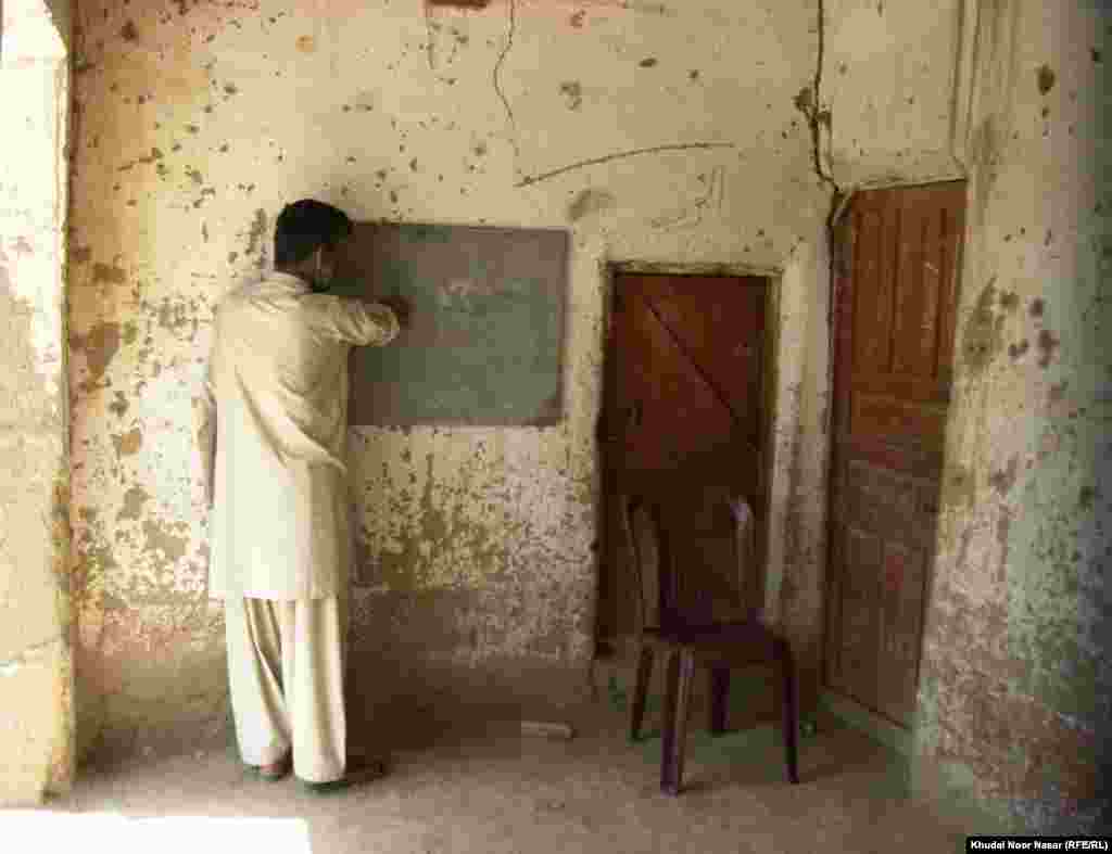 دی په یو زور او خراب حاله ښوونځي کې ماشومانو ته سبق ښيي.