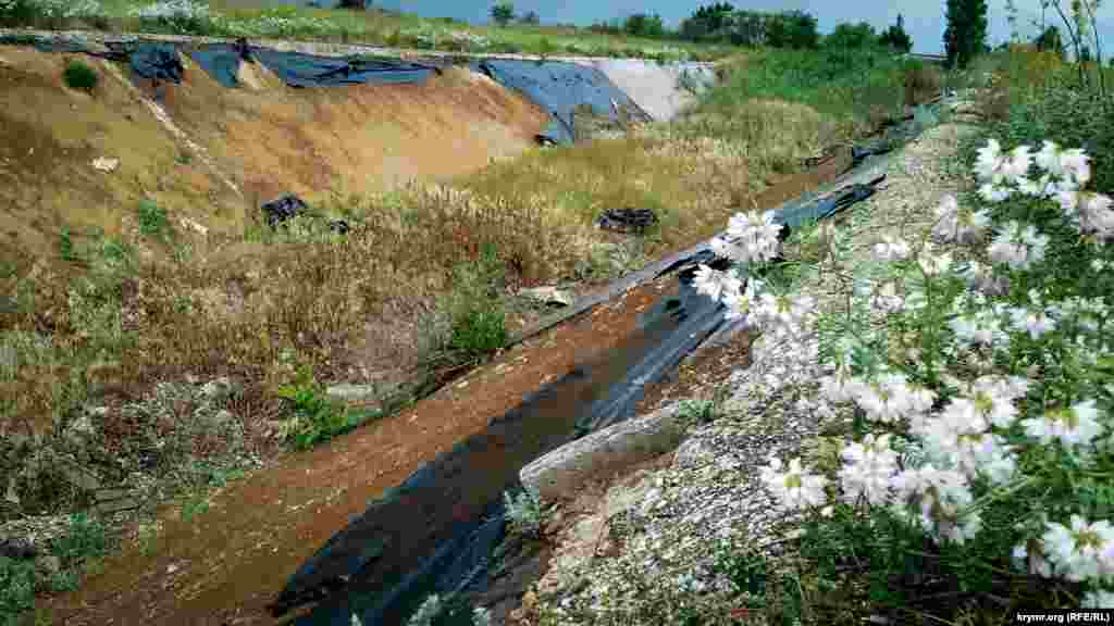 Спустя пять лет после начала аннексии Северо-Крымский канал из полноводной артерии превратился в пересохший ручей. Российские власти полуострова все еще в поиске альтернативного источника водоснабжения.  Не прошла проверку аннексией и инфраструктура канала. Неизвестные «поработали» над фрагментом отводного канала: вывезли плиты, которыми были выложены стенки, и разрушили перекрытия