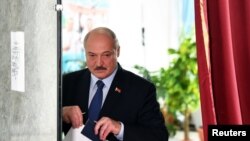 Олександр Лукашенко голосує у Мінську. Він – вже 26 років президент Білорусі