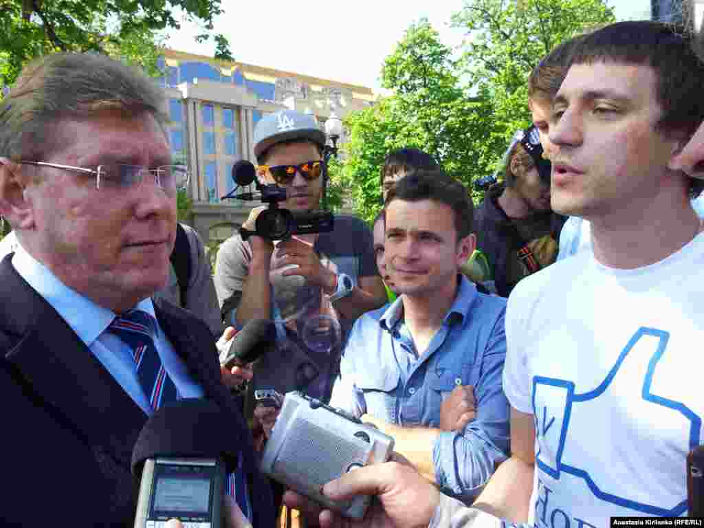 Человек, представившийся начальником ОВД "Пресня",  предупредил, что собравшимся не разрешено лежать на земле, но не возбраняется гулять.