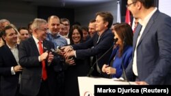 Otvaranje šampanjca pri proslavi ubedljive pobede Srpske napredne strane (SNS) na parlamentarnim izborima u Srbiji 21. juna 2020. u izbornom štabu te partije u Beogradu. Stranački lider i predsednik Srbije Aleksandar Vučić je za govornicom.