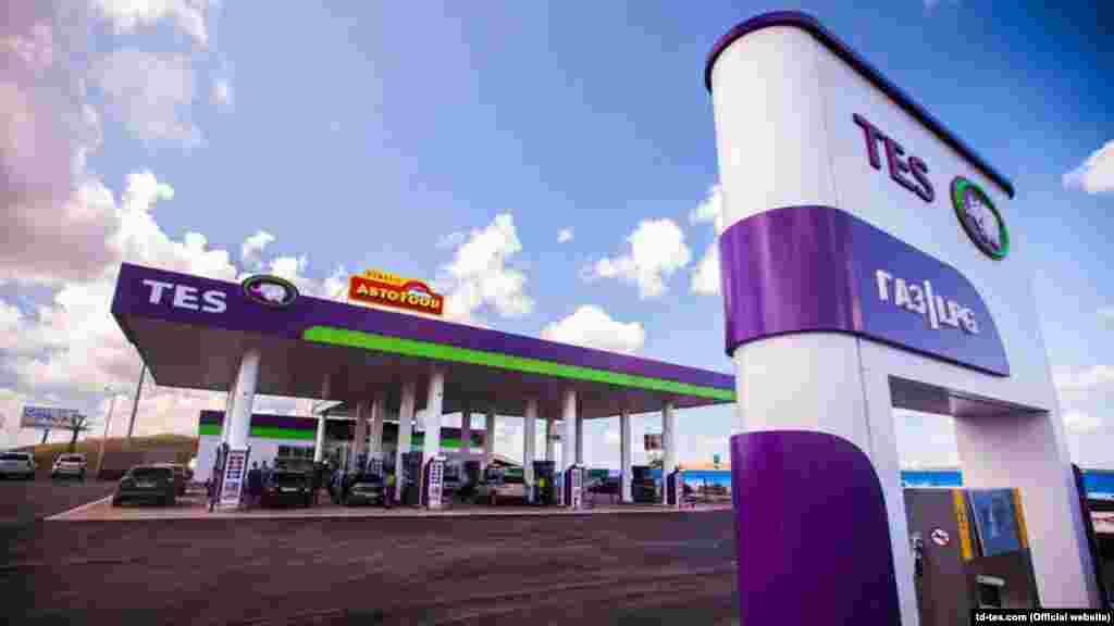 Весной 2014-го тогдашние российские власти переводили цены и тарифы на полуострове в рублевый эквивалент. Совокупность экономических и политических факторов в итоге привела к тому, что в течение марта-апреля 2014 года цены на продукты и товары там наоборот повысились в 1,5-2 раза. Отразилось это, в том числе, и на цене топлива