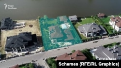 Загалом 18 соток земельної ділянки під маєтком у Золоче записані порівну на батька та дружину Андрія Швеця