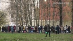 «Дитина у в'язниці, а ти не знаєш, що з нею зробили». Родичі кілька діб не можуть віддати передачу затриманим на протестах «Дитина у в'язниці, а ти не знаєш, що з нею зробили». Родичі кілька діб не можуть віддати передачу затриманим на протестах