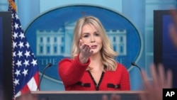 Це ще одна фейкова новина від Reuters, заснована на анонімних джерелах, зазначила прессекретарка Білого дому Каролін Лівітт