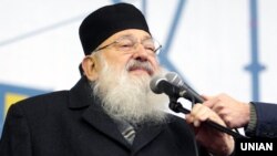 Революція гідності. Колишній голова Української греко-католицької церкви (УГКЦ) кардинал Любомир Гузар під час Народного віча на майдані Незалежності в Києві, 8 грудня 2013 року