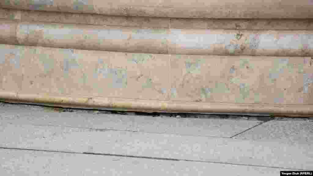 Плитка у фонтана просела и буквально ходит ходуном 