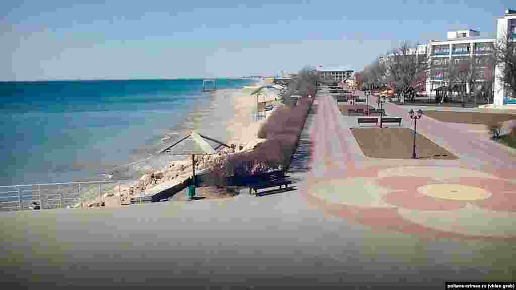 На городской набережной в Саках – никого