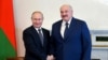 Санкт-Петербург, Росія, 13 липня 2021 року: президент Росії Володимир Путін (ліворуч) та Олександр Лукашенко
