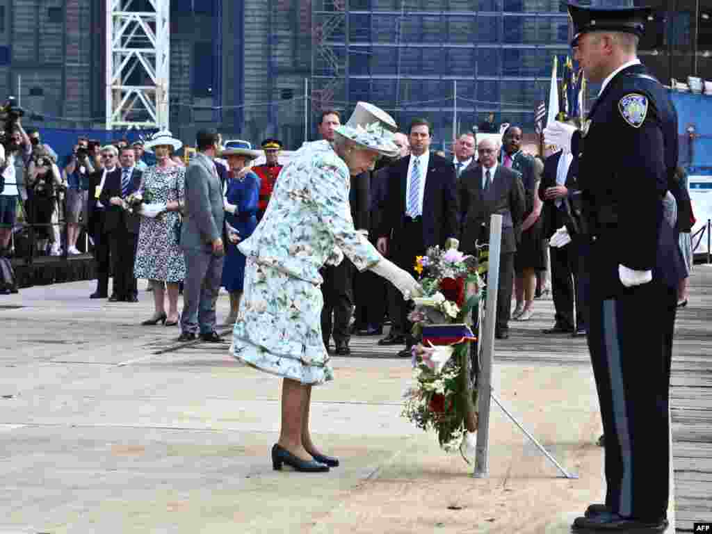 Королева Єлизавета II покладає вінок на Граунд-Зіро у Нью-Йорку 6 липня 2010 року