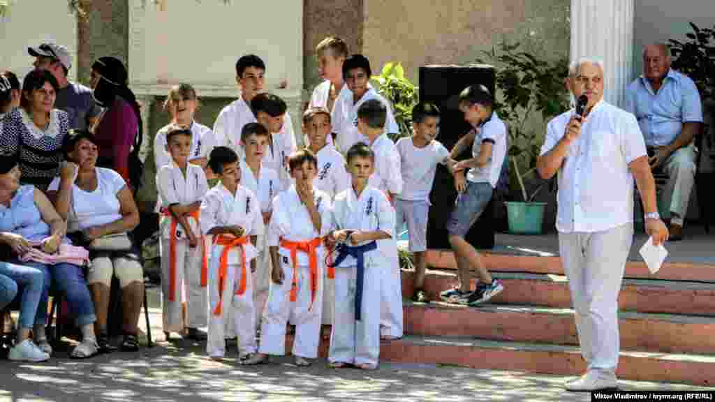 Ведущий мероприятия ‒ популярный крымскотатарский артист Сервер Какура представляет молодых спортсменов. Сервер – заслуженный деятель искусств Украины и Татарстана, художественный руководитель крымскотатарского фольклорного ансамбля «Къырым»