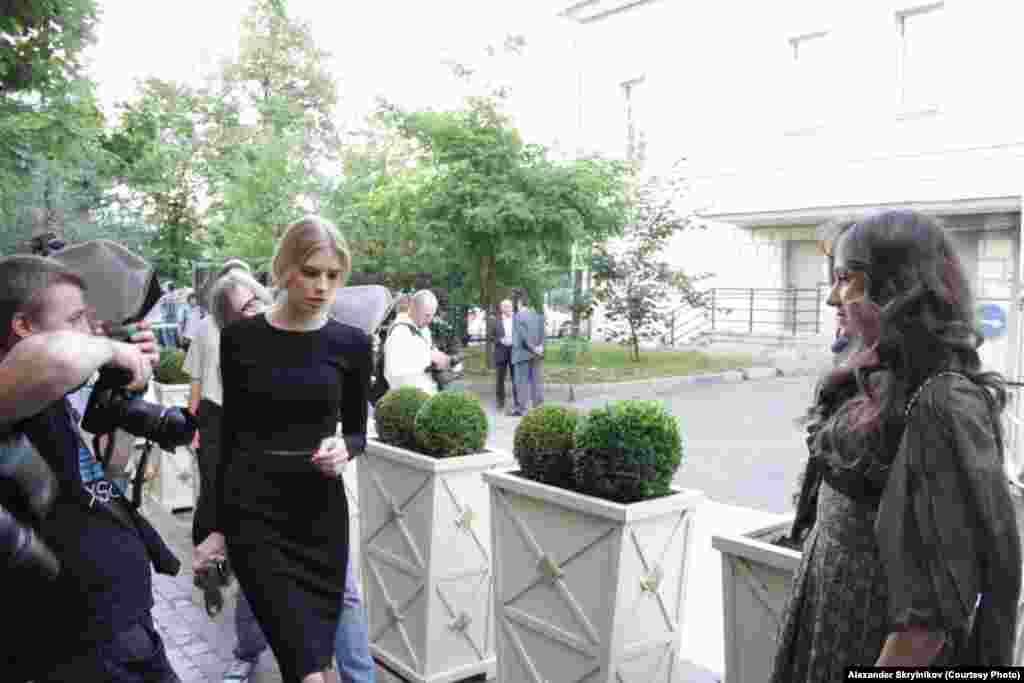 Гости собираются: приехала модель Елена Перминова