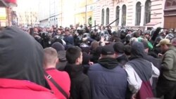 Після сутичок біля «Сбербанку» у Харкові госпіталізували людину (відео) Після сутичок біля «Сбербанку» у Харкові госпіталізували людину (відео)