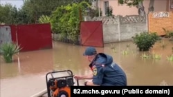 Сотрудники МЧС РФ ликвидируют последствия затопления в Джанкойском районе в результате шторма в сентябре 2025 года