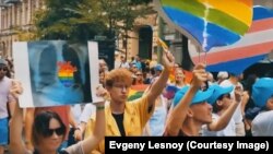 Кадр из фильма "Будьмо, гей! Диалоги о достоинстве" Евгения Лесного