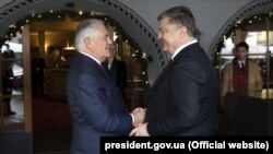 Президент України Петро Порошенко (праворуч) і державний секретар США Рекс Тіллерсон. Давос, 26 січня 2018 року