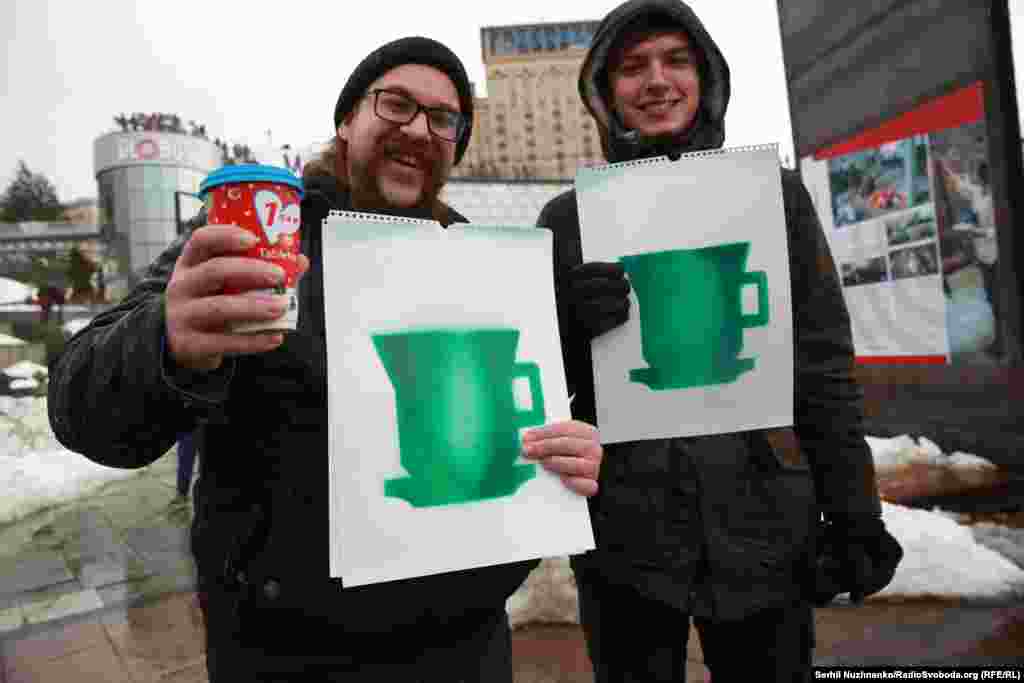 Учасники акції «Кава на Хрещатику». На сторінці акції у Facebook зазначили мету: «Показати суспільству трохи іншу картинку ніж щотижневі політичні вакханалії та спроба штурму Жовтневого палацу». Київ, 24 грудня 2017 року. НА ЦЮ Ж ТЕМУ