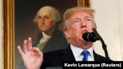 Президент США Дональд Трамп стоїть перед портретом президента Джорджа Вашингтона у Білому домі 