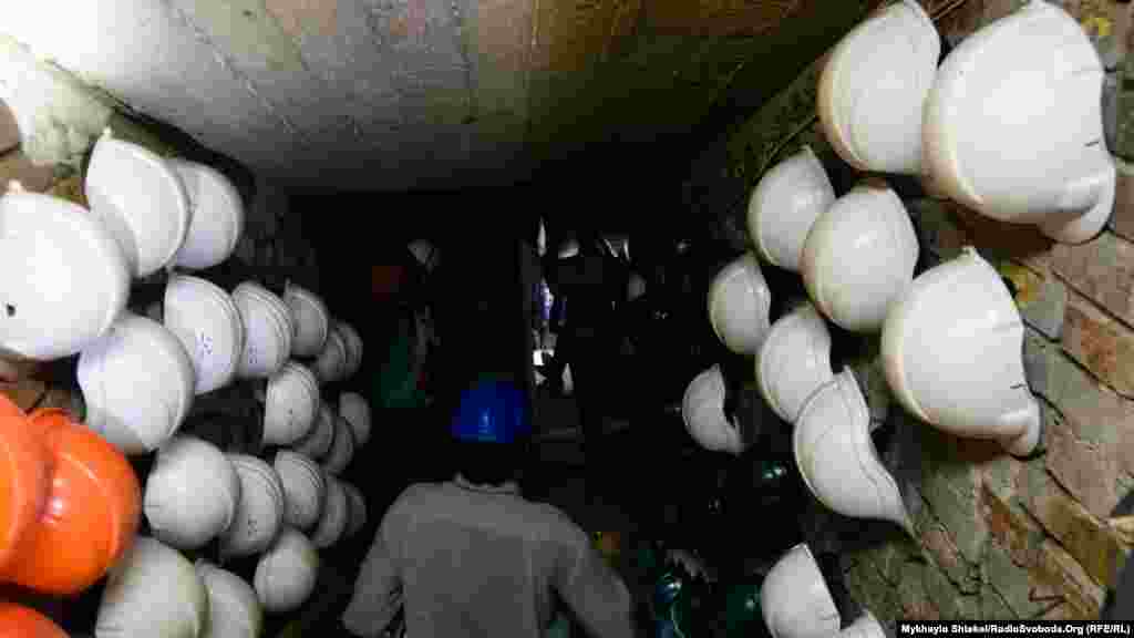 Спуск до бункеру заборонений без каски та ліхтарика. Освітлення тут немає, а стелі в деяких проходах – дуже низькі