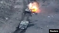 Горить підбитий російський танк. Харківщина