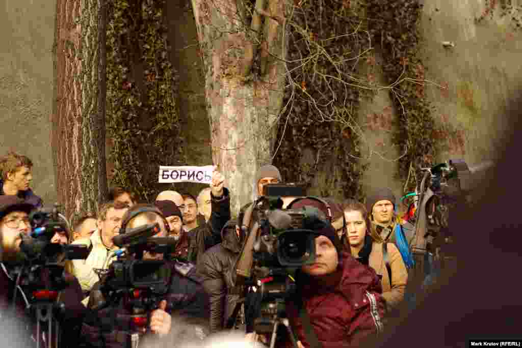 Также в четверг рядом с площадью Бориса Немцова появился и бульвар имени убитой журналистки Анны Политковской: в ее честь городской совет решил назвать безымянную дорожку, ведущую от посольства России в сторону парка Стромовка. 