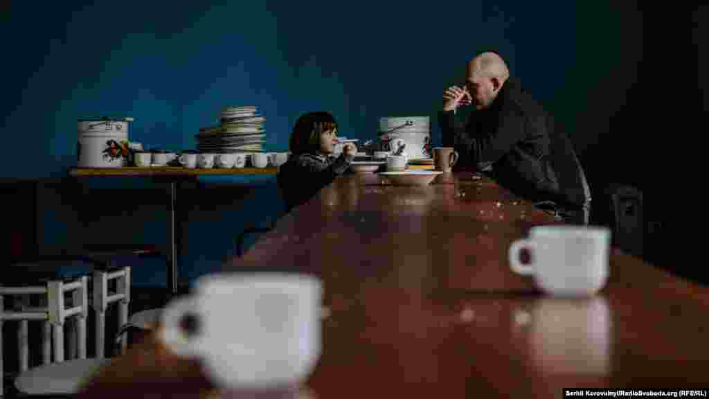 Після обіду у їдальні залишилася лише одна дівчинка, яка ніяк не може доїсти свою порцію, і лікар з табору намагається вмовити її з'їсти ще трохи