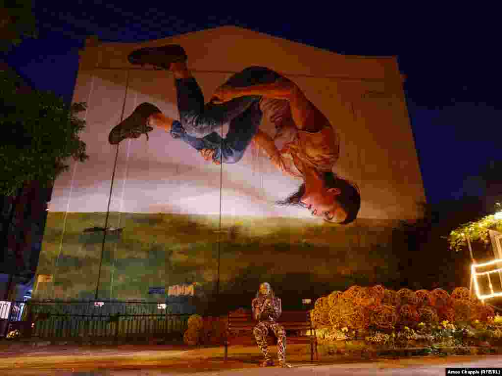 «Мрійниця» (The Dreamer), автор Fintan Magee, – це портрет української гімнастки Ганни Різатдінової. Вона родом із Криму, але зараз живе в Києві. Про насильницьку анексію Росією її рідного півострова вона каже: «Не можу зрозуміти, чому, як Крим може бути російським? Як наша сімферопольська школа може тренуватися під російським прапором? Мене це обурює» (вулиця Стрілецька, 12)