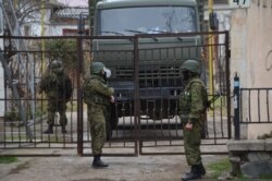 Російські військові на вулицях Сімферополя, березень 2014 року