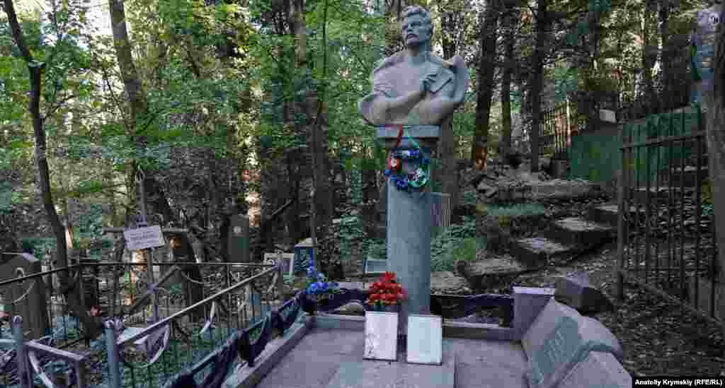 В той же Ялте на городском кладбище на улице Блюхера похоронен Максим Богданович (1891-1917) – белорусский поэт, публицист, литературовед, переводчик, один из создателей белорусской литературы и современного литературного белорусского языка