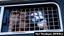 Задержанный участник акции "Стратегии-31" в защиту свободы собраний 31 июля 2012 года