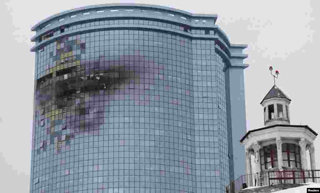 Вид на поврежденный многоэтажный жилой дом "Лазурные небеса" после атаки беспилотника, Казань, 21 декабря 2024 года. Всего в городе в тот день зафиксировали восемь ударов дронами. По данным властей, один пришелся по "промышленному предприятию". Шесть из них попали в жилые дома. С начала полномасштабного вторжения России в Украину это уже шестая атака дронов на Татарстан.