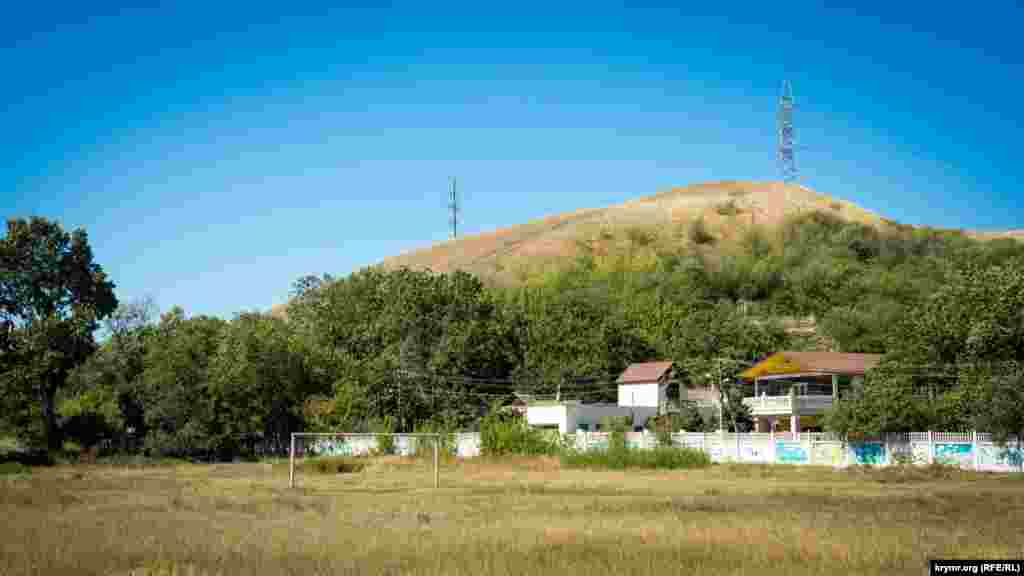 Эту возвышенность в историческом центре Мирного местные жители называют «горка» – там существовало позднескифское городище Кермен-кыр. Ныне оно входит в список памятников местного и национального значения. Во время раскопок на горе археологи обнаружили обломки родосских, синопских, херсонесских и колхидских амфор, а также чернолаковые кувшинов III-II веков до нашей эры