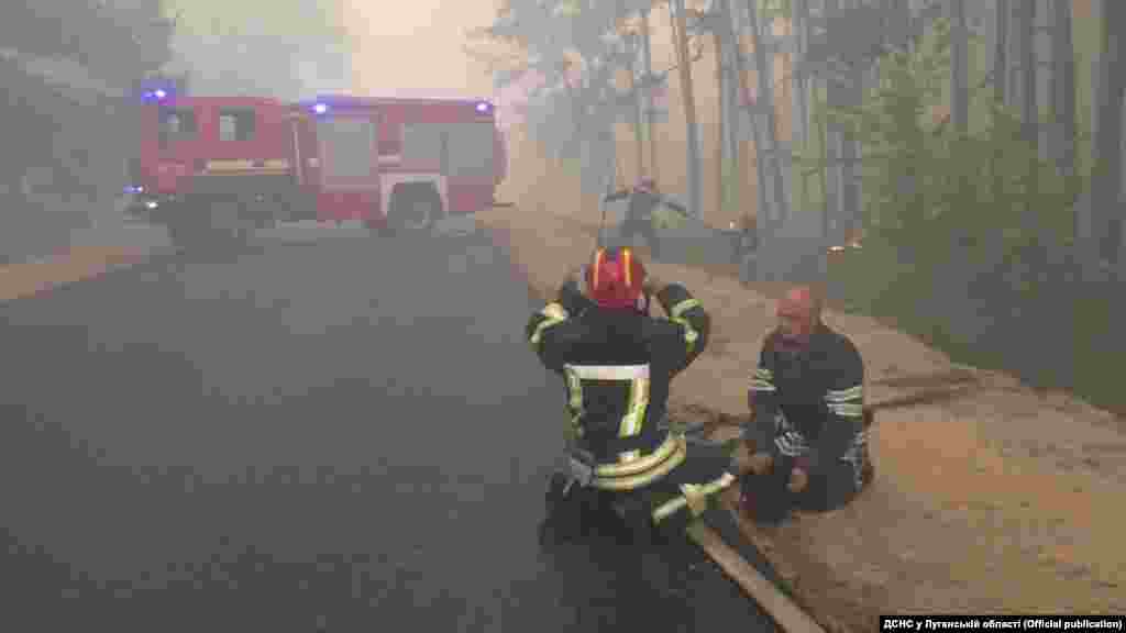 Вранці 9 липня рятувальники все ще продовжують гасити окремі осередки горіння лісової підстилки, повідомляє Державна служба з надзвичайних ситуацій