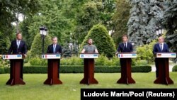 Зліва направо: президент Румунії Клаус Йоганніс, прем’єр-міністр Італії Маріо Драґі, президент України Володимир Зеленський, президент Франції Емманюель Макрон та канцлер Німеччини Олаф Шольц. Київ, 16 червня 2022 року