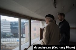 Кадр з фільму «Колір фасаду – синій» Олексія Радинського