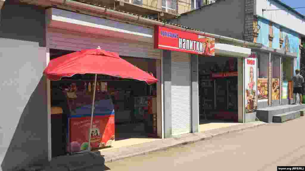 Середина дня. В магазине – никого 